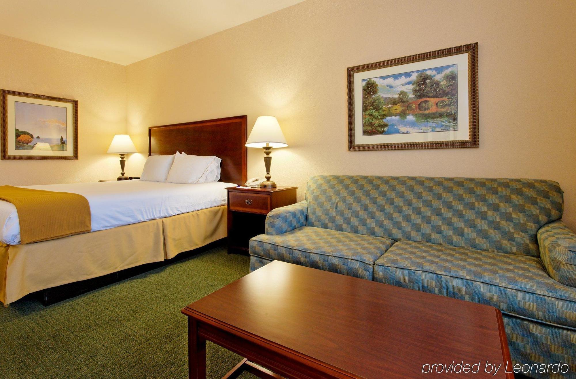 Holiday Inn Express & Suites San Antonio South Exterior photo