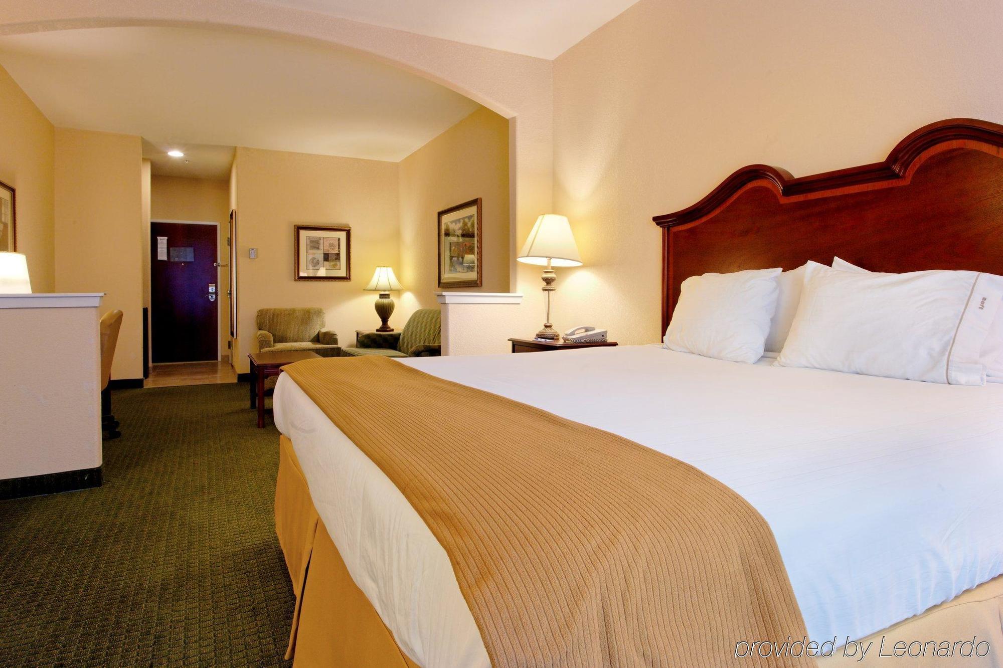 Holiday Inn Express & Suites San Antonio South Exterior photo