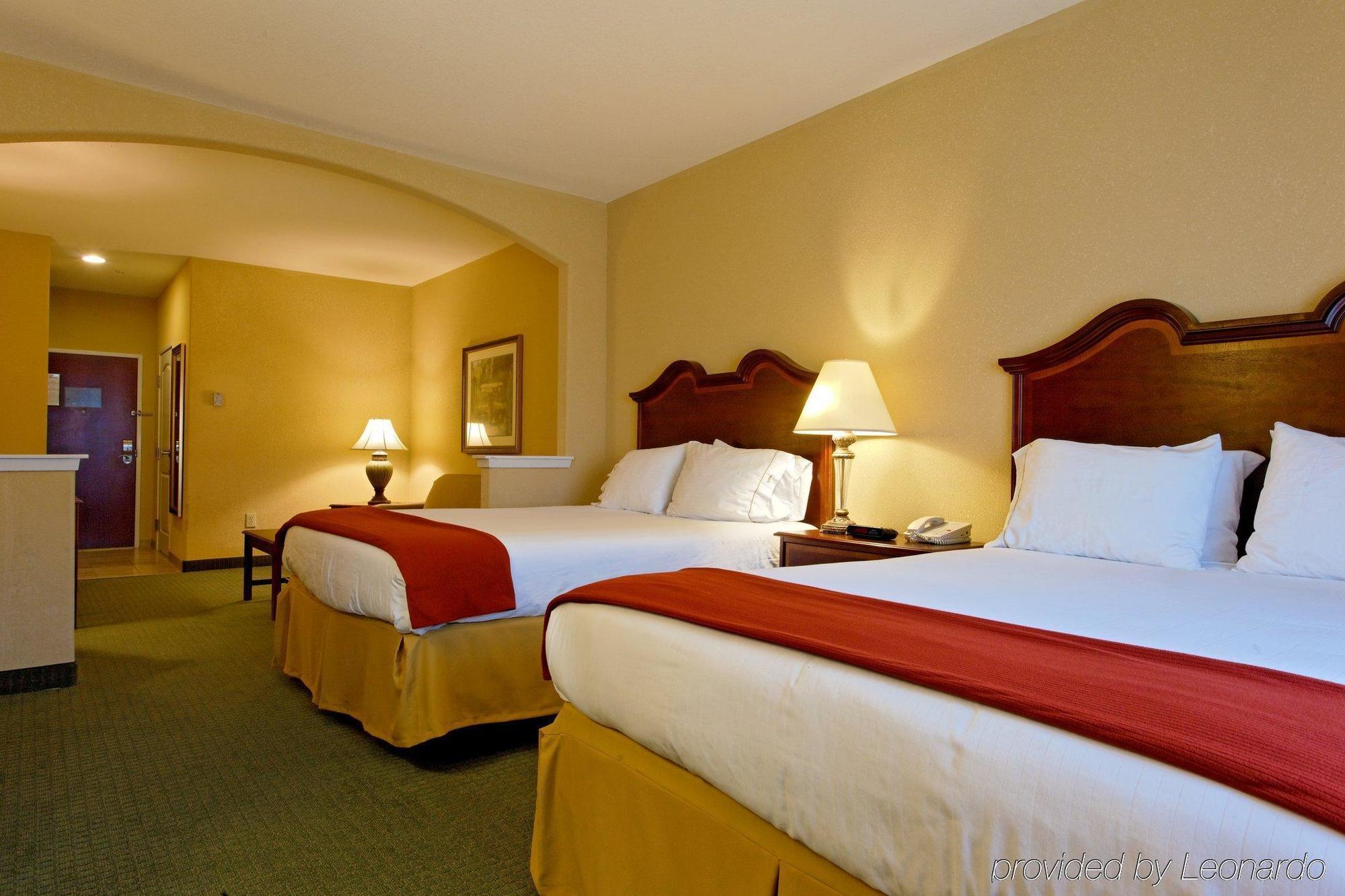 Holiday Inn Express & Suites San Antonio South Exterior photo