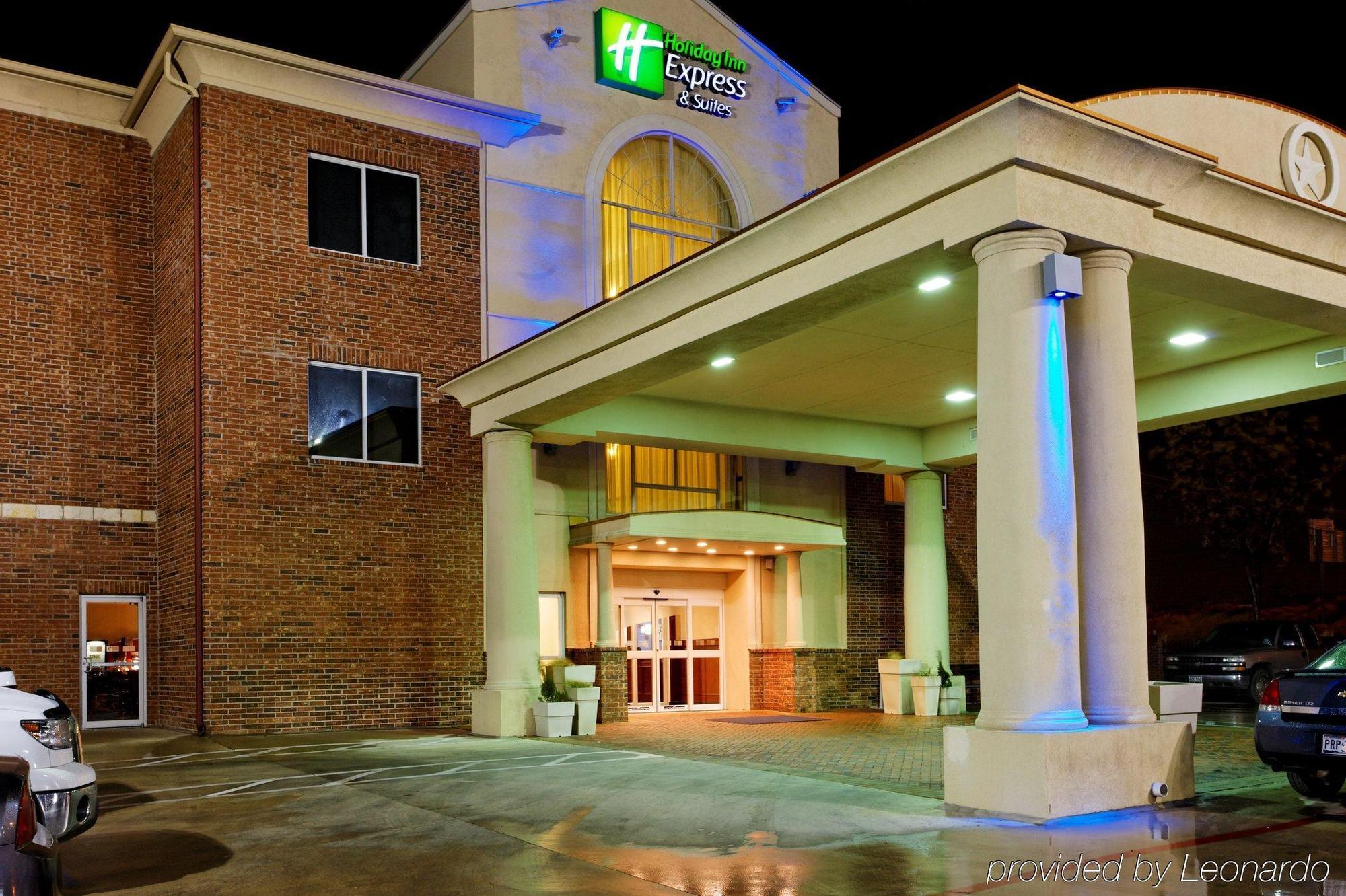 Holiday Inn Express & Suites San Antonio South Exterior photo